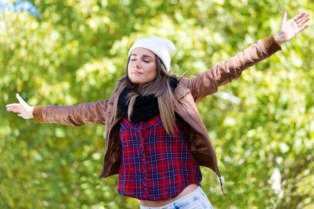 Mujer con los brazos extendidos en el parque