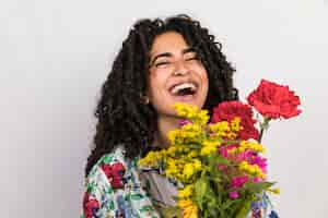 Foto gratuita mujer brillante riendo con ramo de flores