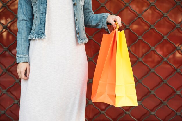 Mujer con brillantes paquetes de compras