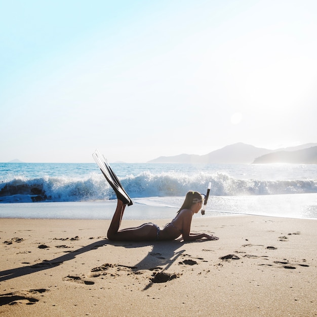 Foto gratuita mujer buceadora posando en la playa