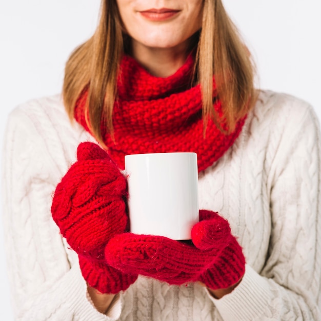 Foto gratuita mujer, en, bufanda, tenencia, taza