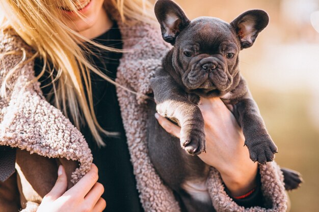 Mujer con bulldog francés