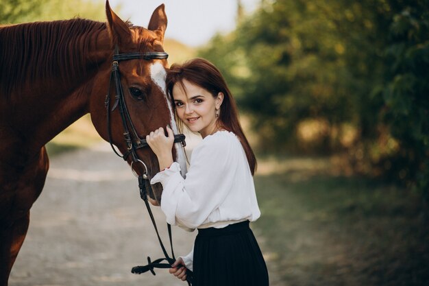 Mujer, con, caballo, en, bosque