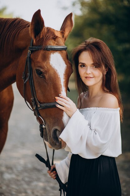 Mujer, con, caballo, en, bosque