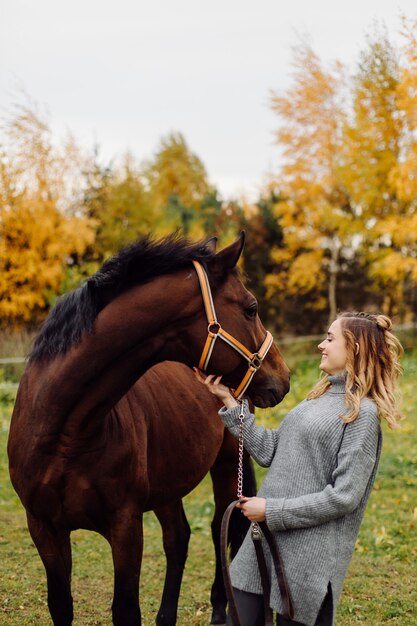 Mujer a caballo en el rancho. Montar a caballo, tiempo de pasatiempo. Concepto de animales y humanos.