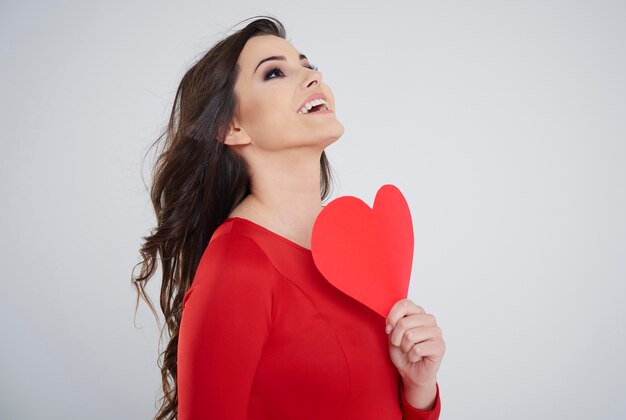 Mujer de cabello castaño enamorarse