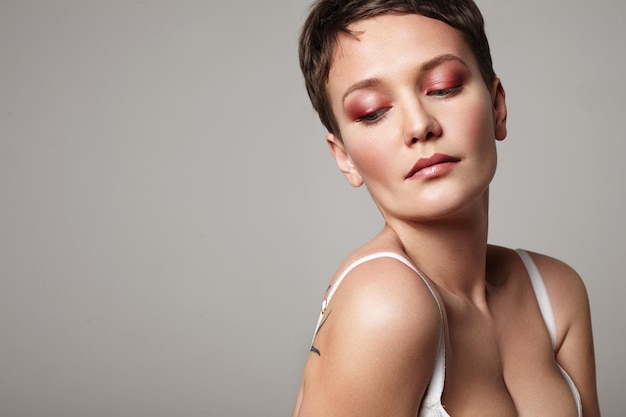 Mujer con cabello corto y ojos rojos ahumados