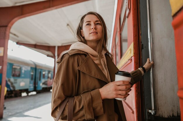 Mujer con cabello largo entrando en un tren