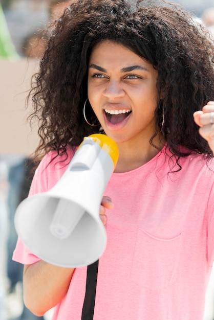 Foto gratuita mujer con cabello rizado protestando en las calles