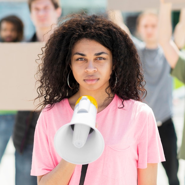 Mujer con cabello rizado protestando