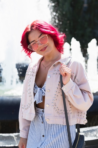 Foto gratuita mujer con cabello rojo y gafas de sol