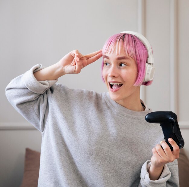 Mujer con cabello rosado jugando a un videojuego