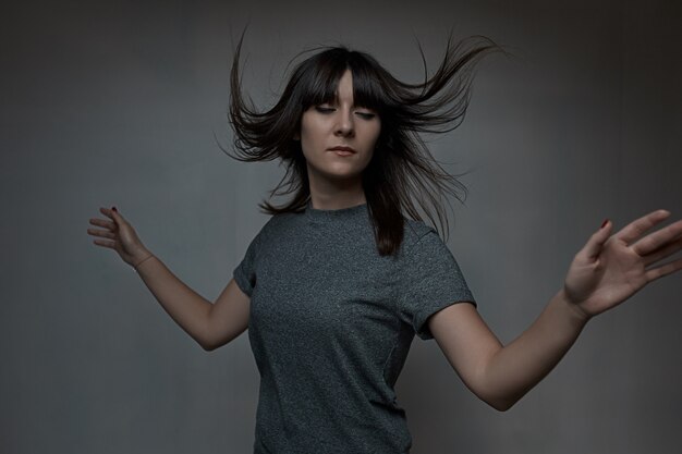 Mujer con cabello volador