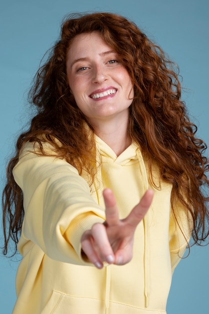 Foto gratuita mujer cabeza de jengibre con traje colorido