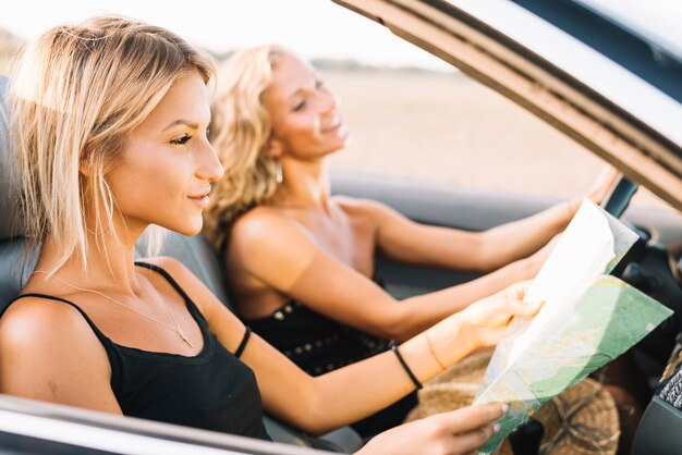 Mujer en cabriolet mirando el mapa