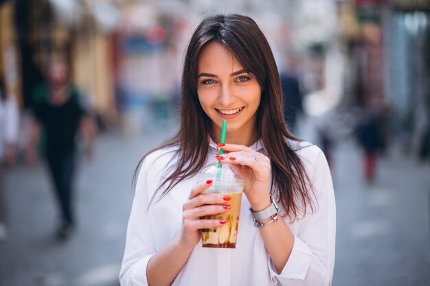 Mujer con café en una calle