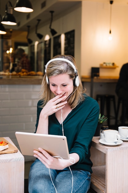 Mujer en café con tableta