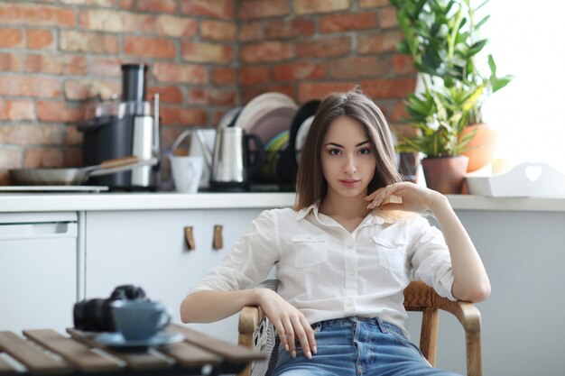 Mujer en cafe