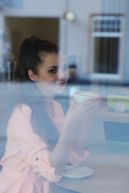 Mujer en cafe