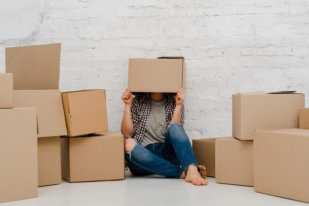 Mujer con caja en la cabeza