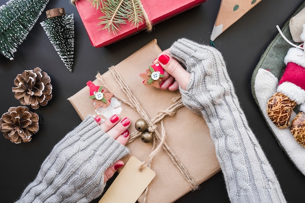 Mujer, con, caja regalo, en la mesa