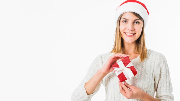 Mujer con caja de regalo pequeña en manos