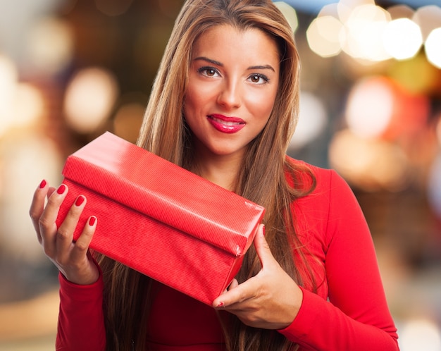 Foto gratuita mujer con una caja roja en la calle