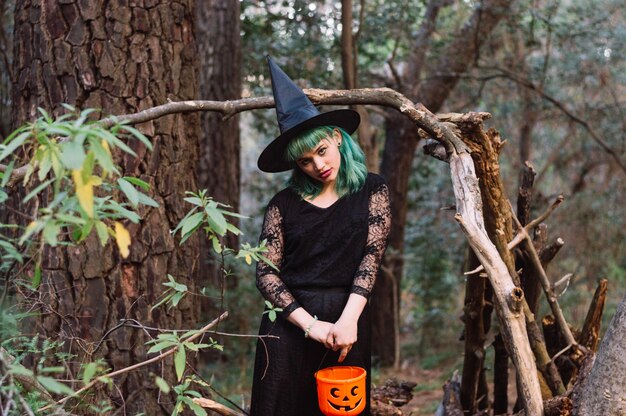 Mujer con calabaza en el bosque