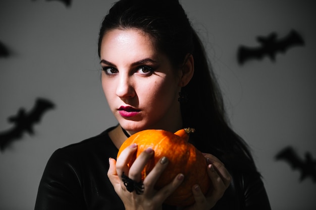 Foto gratuita mujer con calabaza para halloween