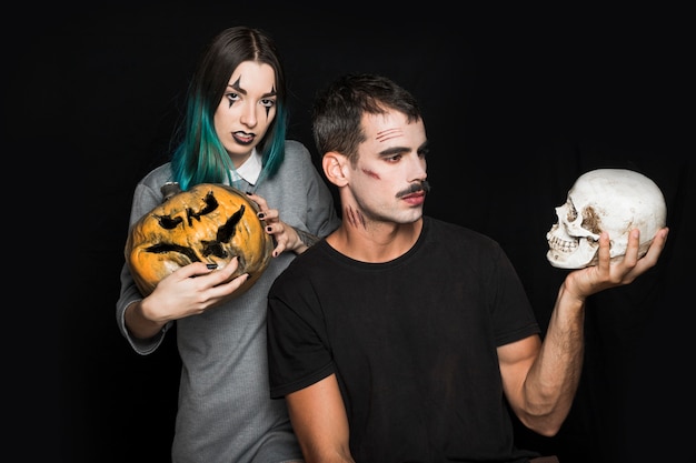 Mujer con calabaza y hombre con calavera