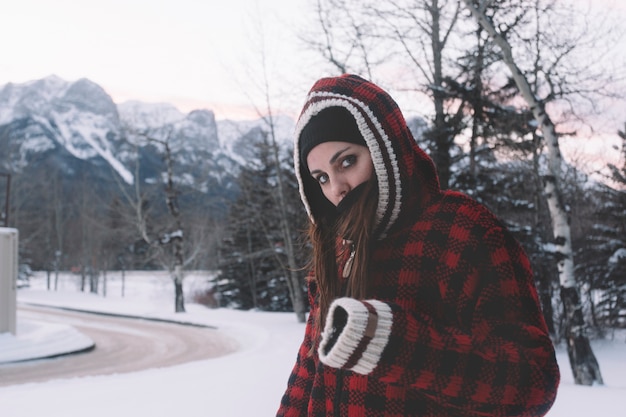 Foto gratuita mujer en cálida chaqueta sobre fondo de naturaleza