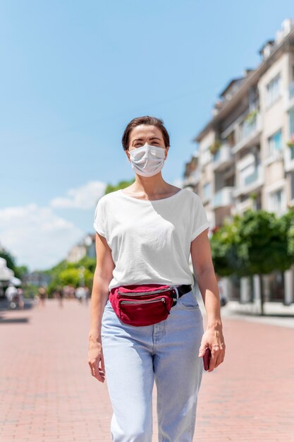 Mujer en la calle con máscara