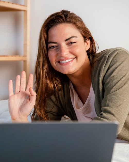 Mujer, en cama, con, computador portatil