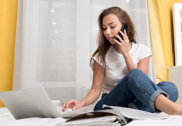 Foto gratuita mujer en la cama con laptop