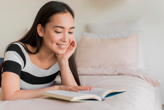 Foto gratuita mujer en la cama leyendo