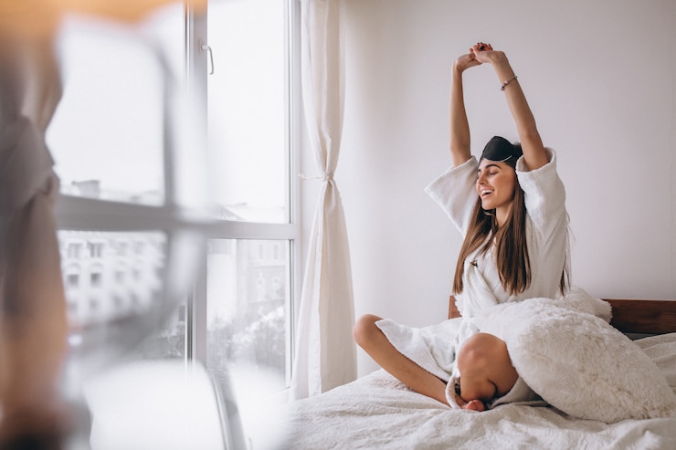 Foto gratuito mujer en la cama con máscara de dormir