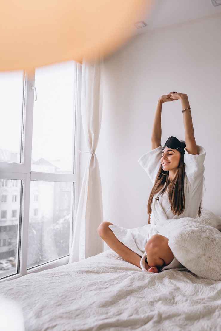 Foto gratuito mujer en la cama con máscara de dormir