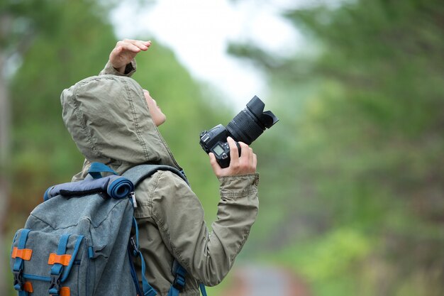 Una mujer con una cámara Día mundial del fotógrafo.