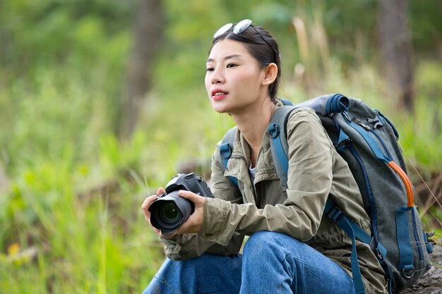 Una mujer con una cámara Día mundial del fotógrafo.