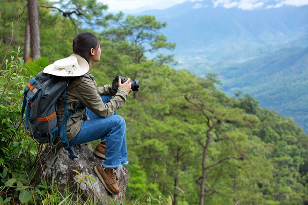 Una mujer con una cámara Día mundial del fotógrafo.