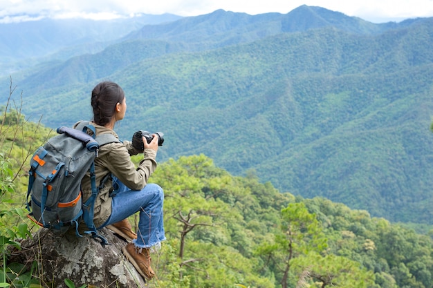 Una mujer con una cámara Día mundial del fotógrafo.