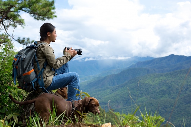 Una mujer con una cámara Día mundial del fotógrafo.