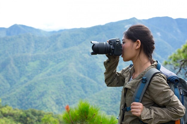 Una mujer con una cámara Día mundial del fotógrafo.