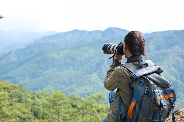 Una mujer con una cámara Día mundial del fotógrafo.