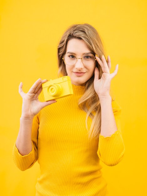 Mujer con cámara y gafas