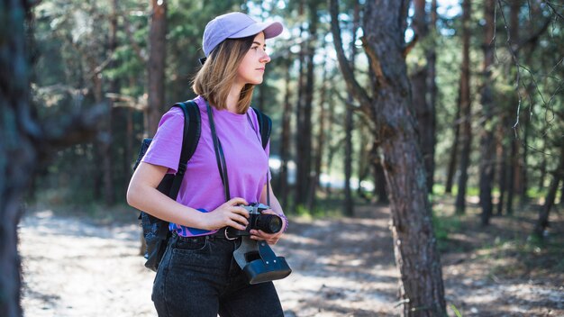 Mujer con cámara y gorra