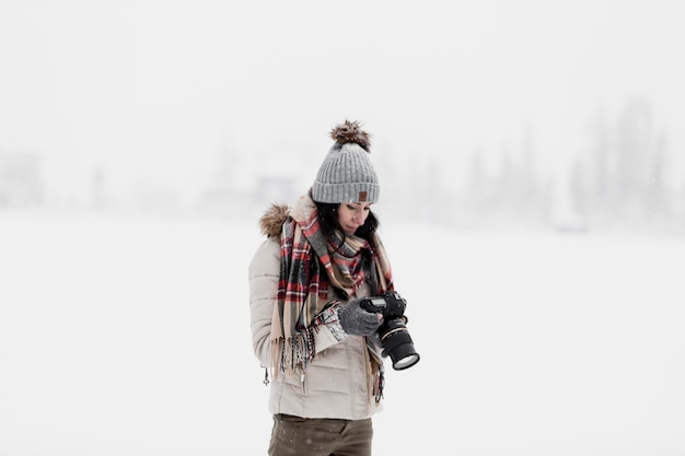 Mujer con cámara en invierno