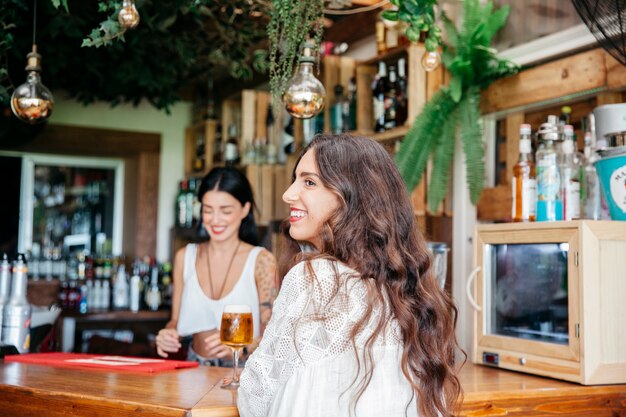 Mujer y camarera sonrientes