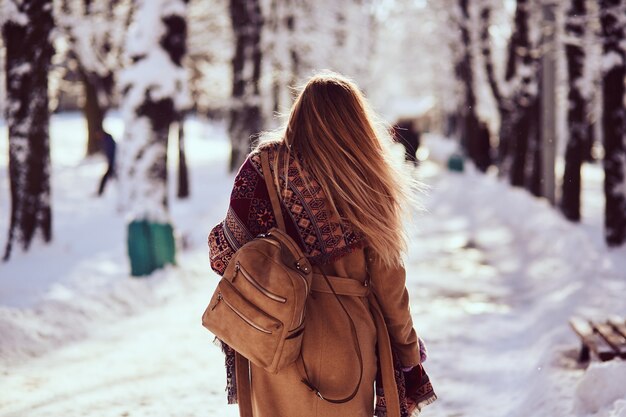 Mujer camina en la calle en invierno