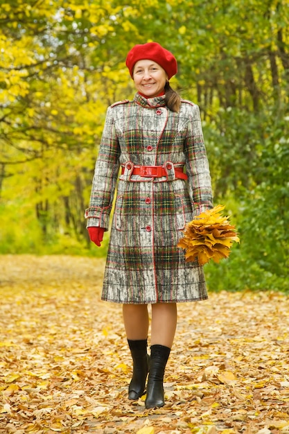 Mujer caminando al aire libre en otoño